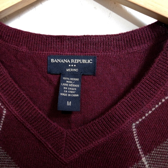 Banana Republic | V-Neck Burgundy Argyle Sweater 100% merino wool - Picture 5 of 8
